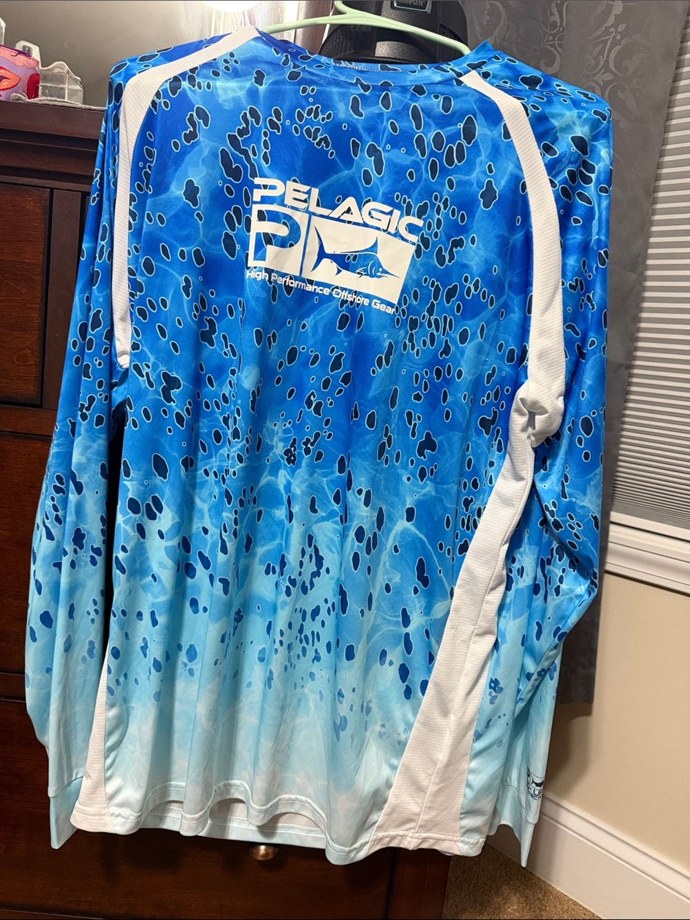 Pelagic men’s Blue & white high performance offshore vapor Tek gear. Size L